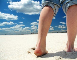 Los beneficios de caminar descalzo